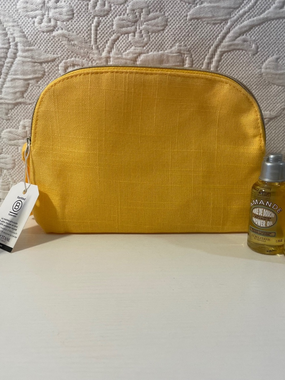 L’Occitane Almond On The Go Travel Set Bag Skincare Haircare Shower Essentials - Picture 5 of 6